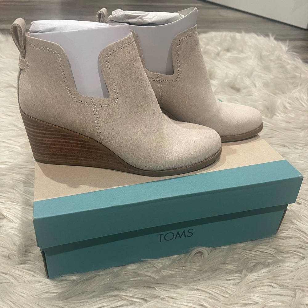 Toms ankle wedge boots size 5 women.